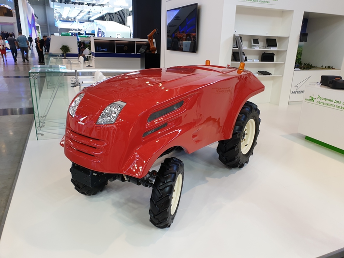 Корпорация «Роскосмос» показала прототип инновационного беспилотного трактора