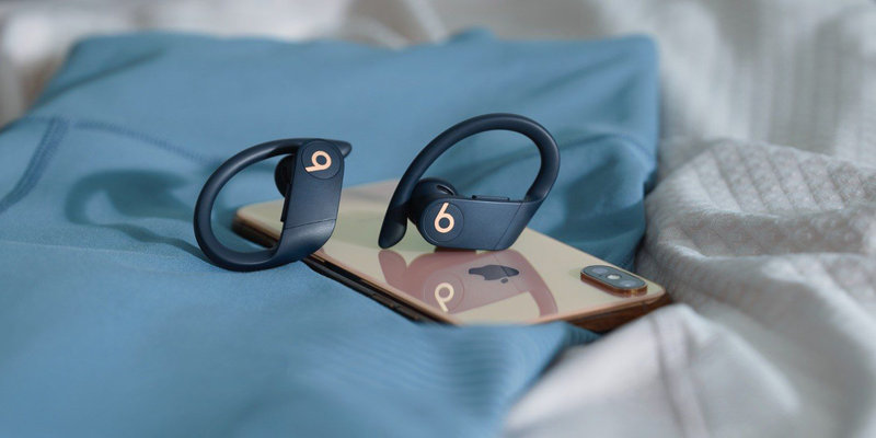 В России начались продажи наушников Beats Powerbeats Pro