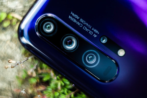 Обзор HONOR 20 Pro: 5 камер и завораживающий блеск