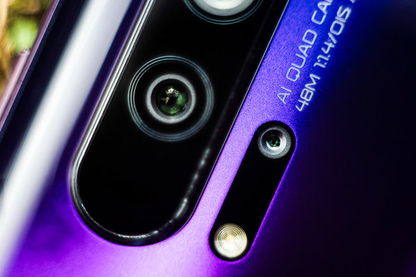 Обзор HONOR 20 Pro: 5 камер и завораживающий блеск