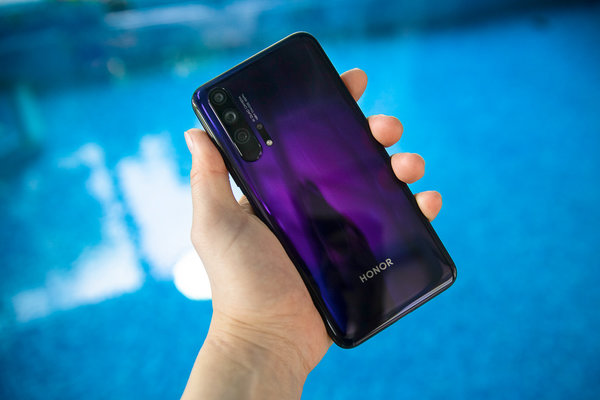 Обзор HONOR 20 Pro: 5 камер и завораживающий блеск