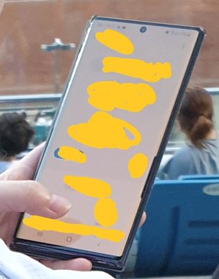 Galaxy Note 10 засветился в руках у кореянки на фото