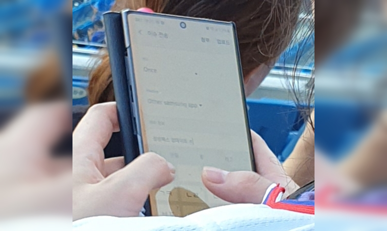 Galaxy Note 10 засветился в руках у кореянки на фото