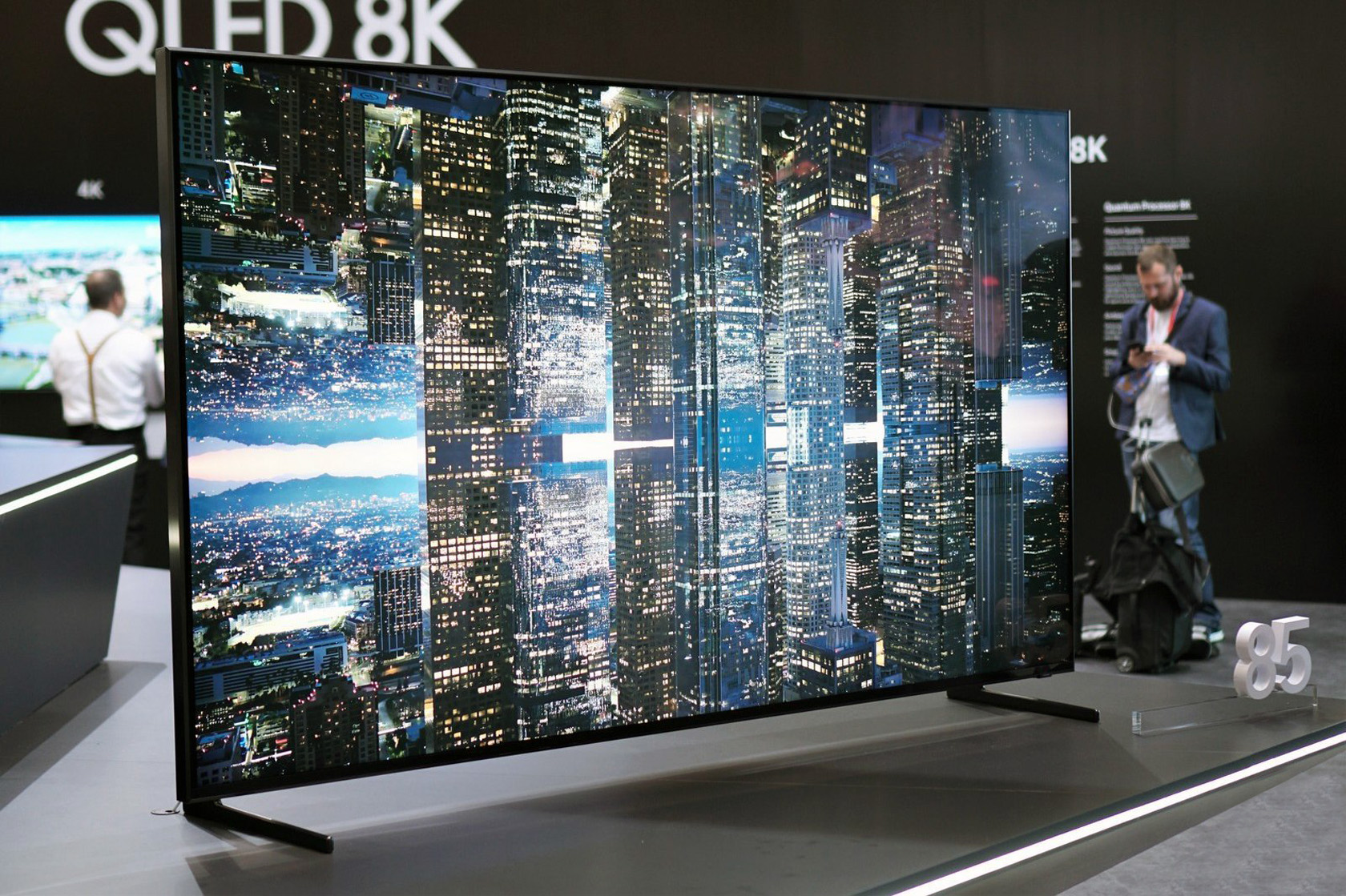 Разрешение телевизора самсунг. Самсунг QLED 8k. Samsung TV 8k. Телевизор самсунг 8к.