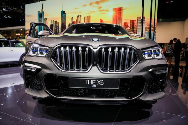 Компания BMW представила новую модель кроссовера X6 M50i