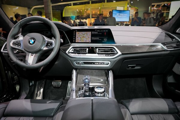 Компания BMW представила новую модель кроссовера X6 M50i