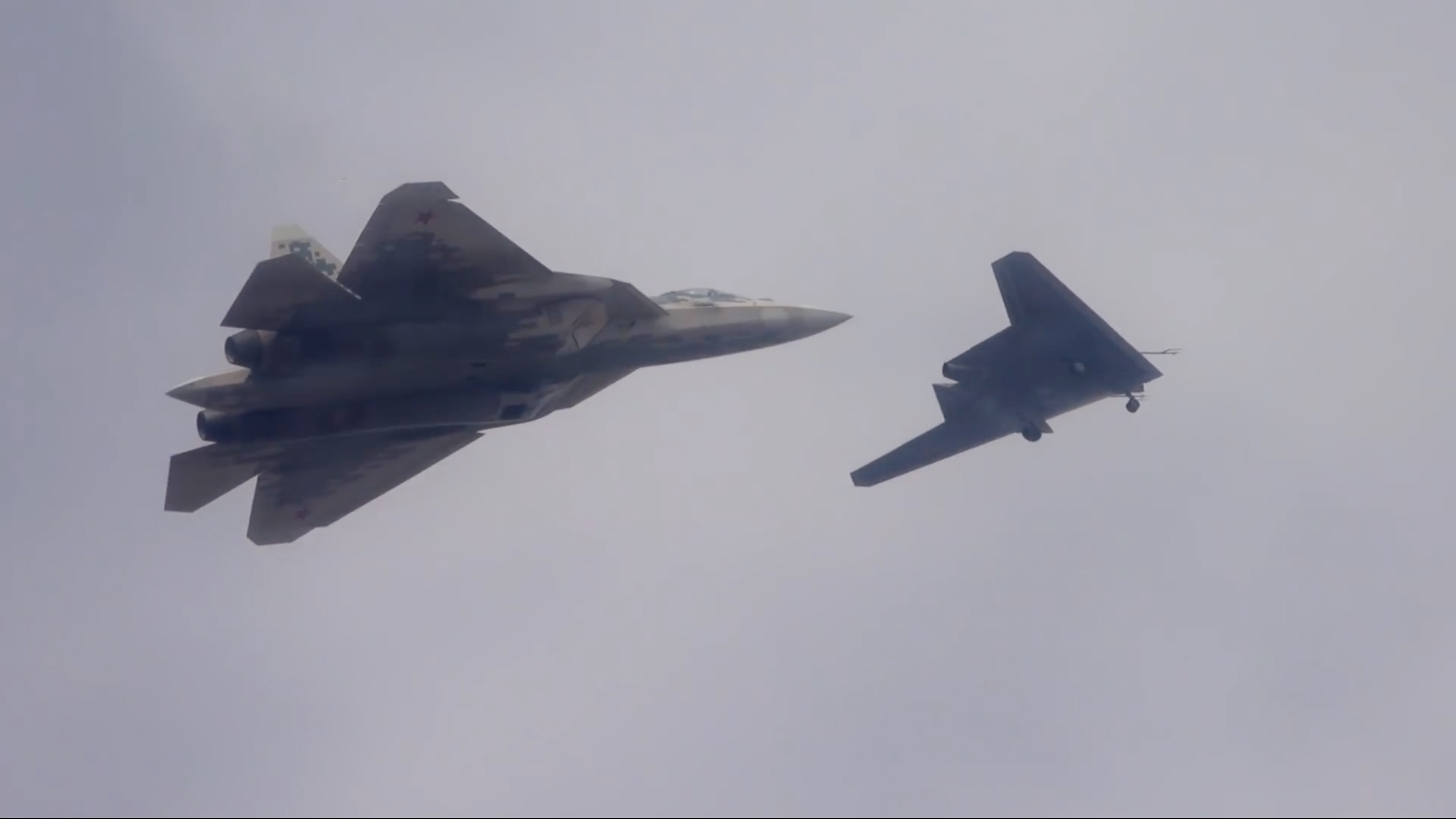 Видео: первый парный полет истребителя Су-57 и новейшего беспилотника «Охотник»