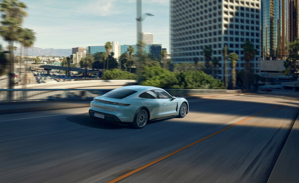 Porsche представила Taycan 4S: электрокар, который мы заслужили