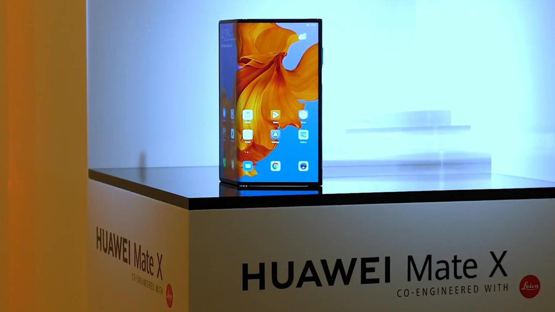 Официально: складной смартфон Huawei будет дороже аналога от Samsung