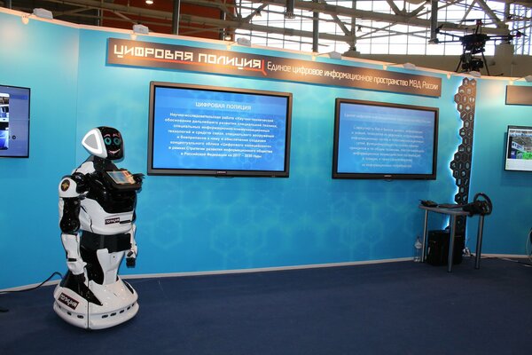 В России представили робокопа, он будет помогать сотрудникам полиции