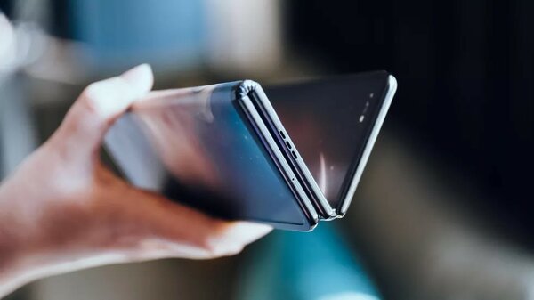 Забудьте Galaxy Fold: этот складной смартфон гораздо круче