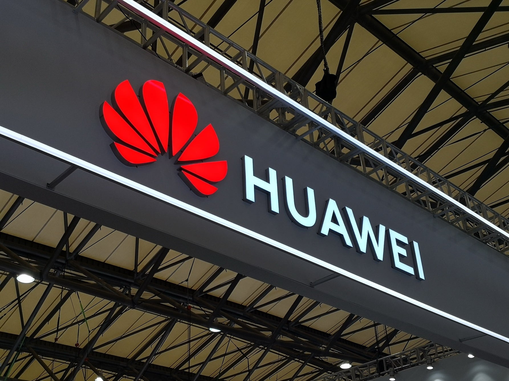 Huawei щедро отблагодарит своих сотрудников за работу вопреки санкциям США