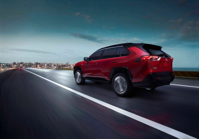 Toyota представила RAV4 Prime: его можно заправлять и бензином, и электричеством