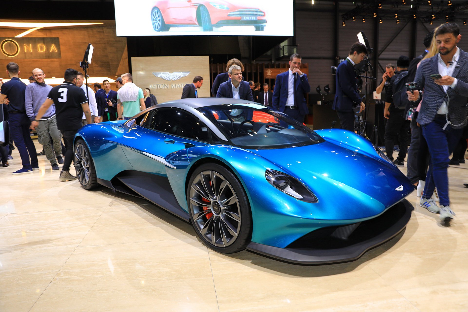 Какая сейчас самая крутая. Автосалон Женева 2022. Aston Martin Vanquish 2023. Современные авто. Выставка современых авто.