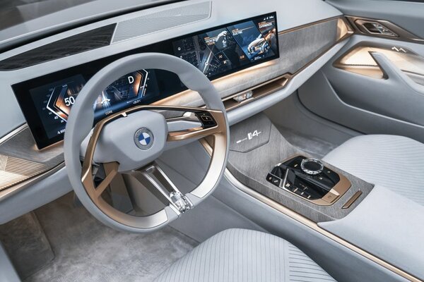 BMW начнет массовое производство стильного электрокара i4 уже в 2021 году