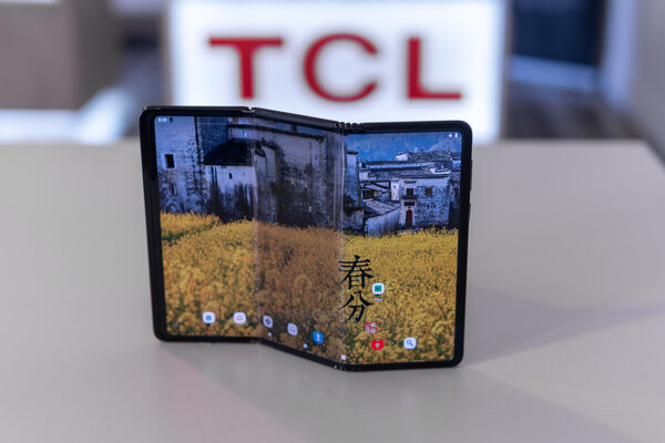 Компания TCL показала виденье гибких смартфонов
