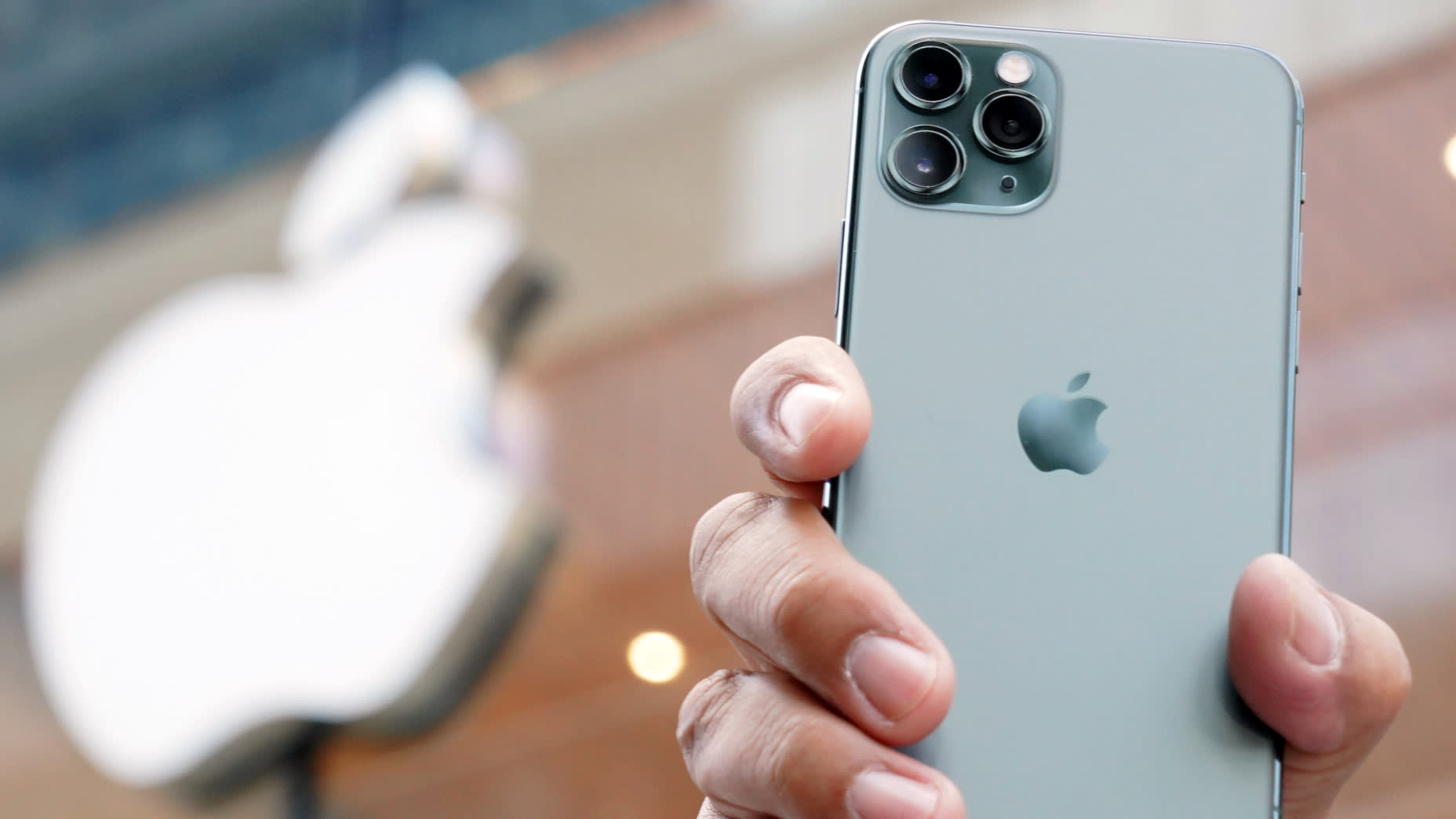Не больше двух в руки: Apple ограничивает продажи iPhone на фоне дефицита