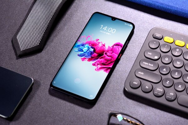 ZTE Axon 11 5G получился похожим сразу на Samsung и Huawei