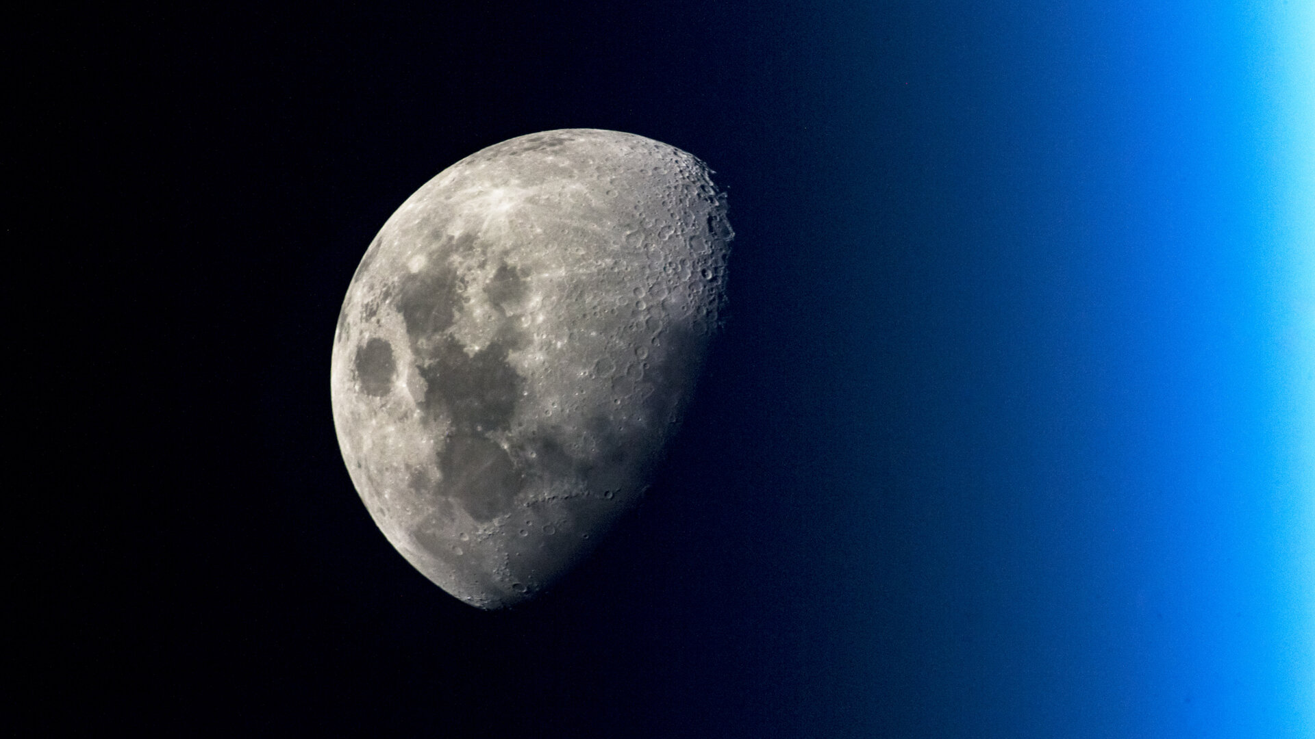 Роскосмос опубликовал редкое фото Луны, растворяющейся в земной атмосфере