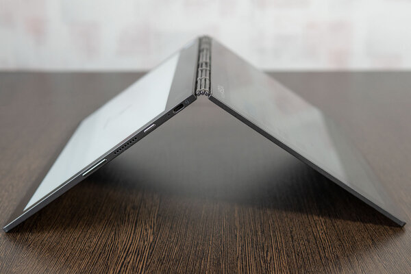 Обзор Lenovo Yoga Book C930: сенсорная ч/б-клавиатура и открытие стуком по крышке — Внешний вид и эргономика. 4
