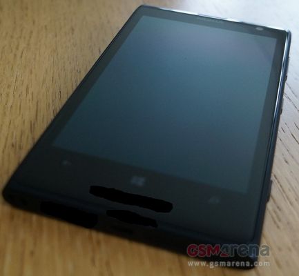 В сети появились живые фотографии нового камерофона Nokia Lumia EOS