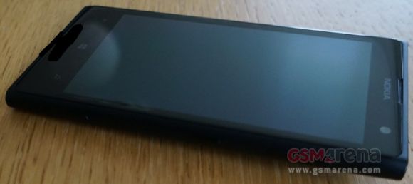 В сети появились живые фотографии нового камерофона Nokia Lumia EOS