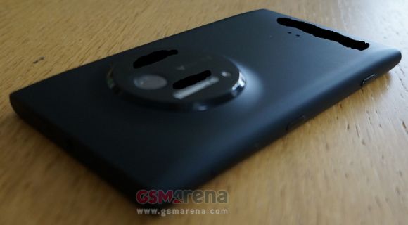 В сети появились живые фотографии нового камерофона Nokia Lumia EOS