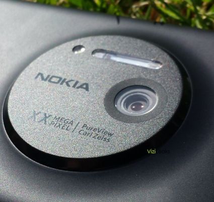 В сети появились живые фотографии нового камерофона Nokia Lumia EOS