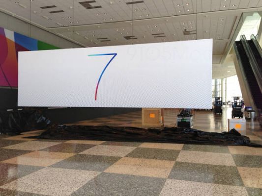 Apple разместила баннеры с заветной цифрой "7" на WWDC