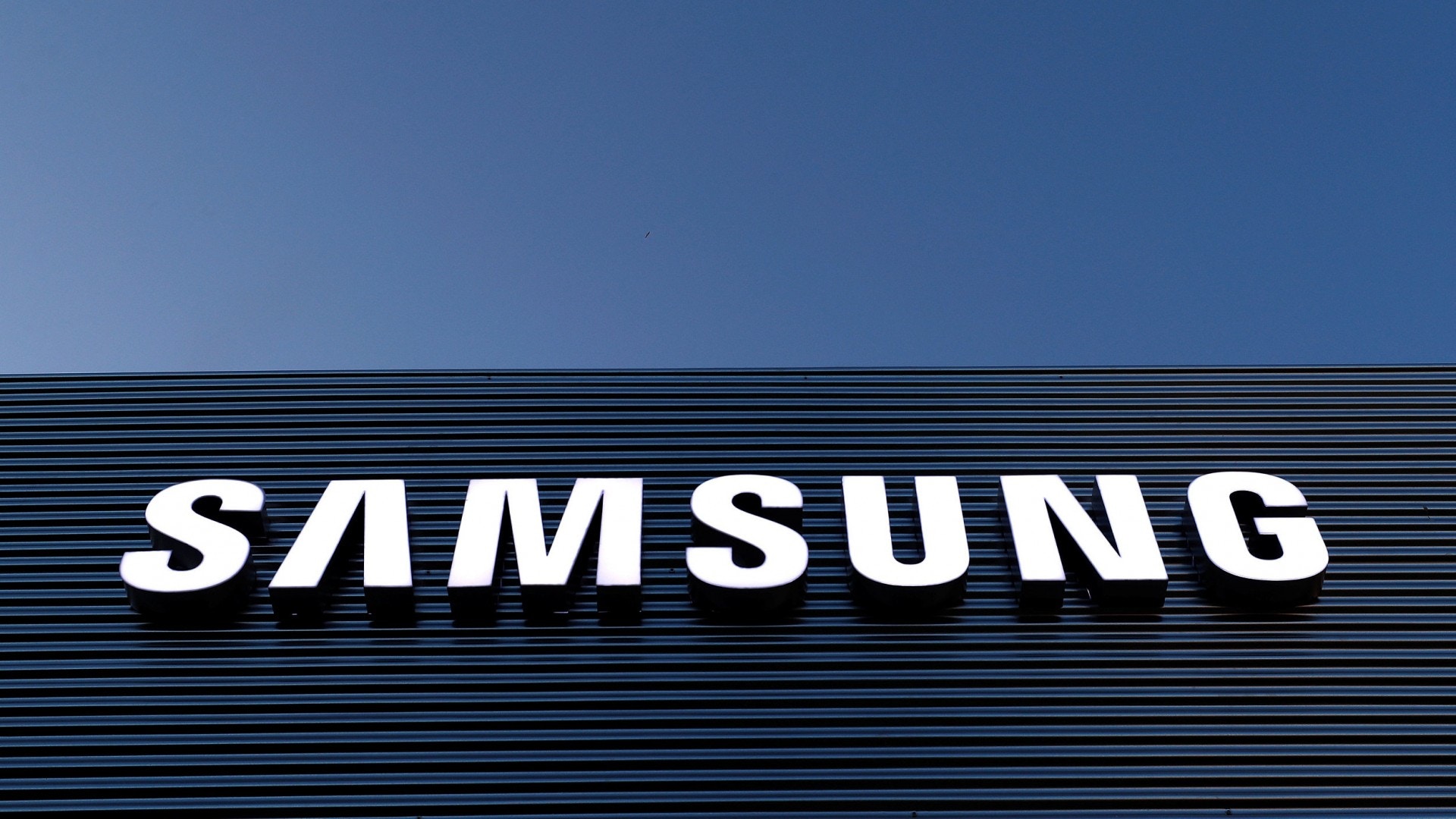 Samsung нарушает правила Google Play, загружая APK в обход магазина