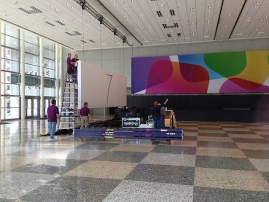 Apple разместила баннеры с заветной цифрой "7" на WWDC