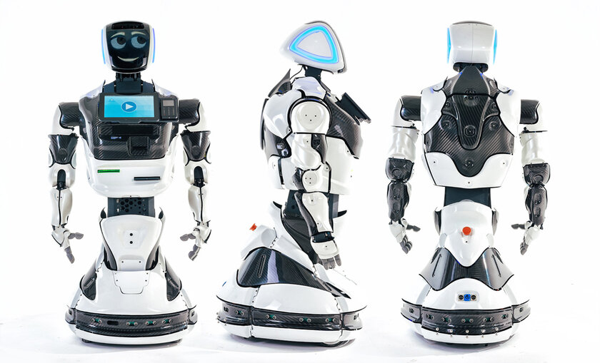 Будущее уже здесь: в пермском МФЦ документы от посетителей принимает человекоподобный робот