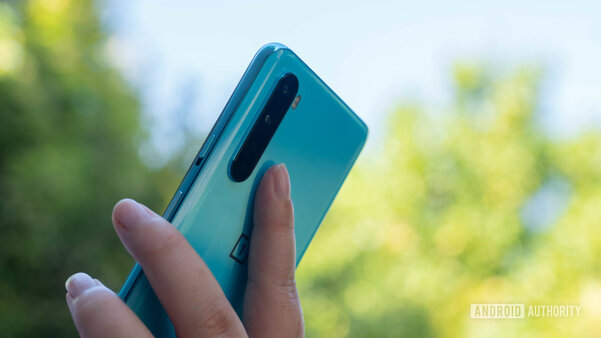 Обзор OnePlus Nord: новый смартфон кажется очень знакомым — Корпус и внешний вид. 4