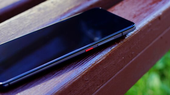 Обзор Xiaomi POCO F2 Pro: смартфон с мощнейшим железом и необычным экраном