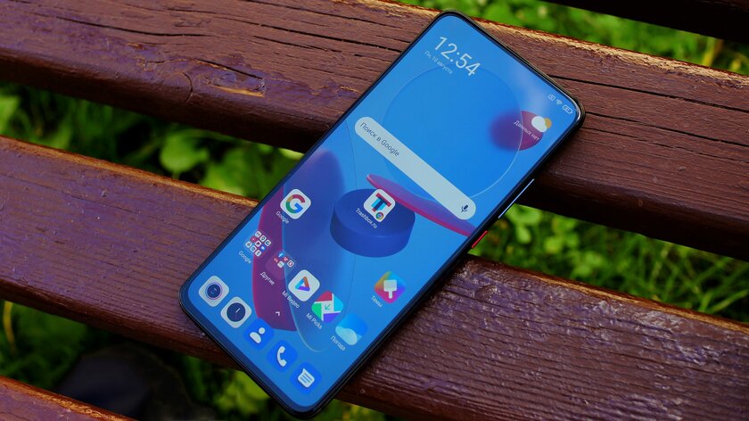 Обзор Xiaomi POCO F2 Pro: смартфон с мощнейшим железом и необычным экраном