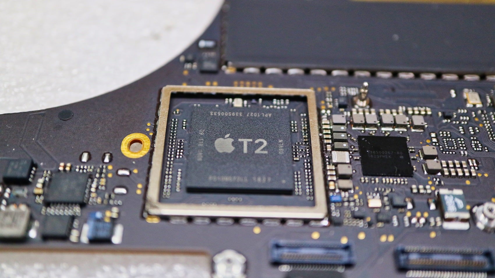 Много чипов последняя версия. Процессор t2 Apple. Apple t2 Security. Apple t2 Security Chip. Чип т2 Apple что это такое.