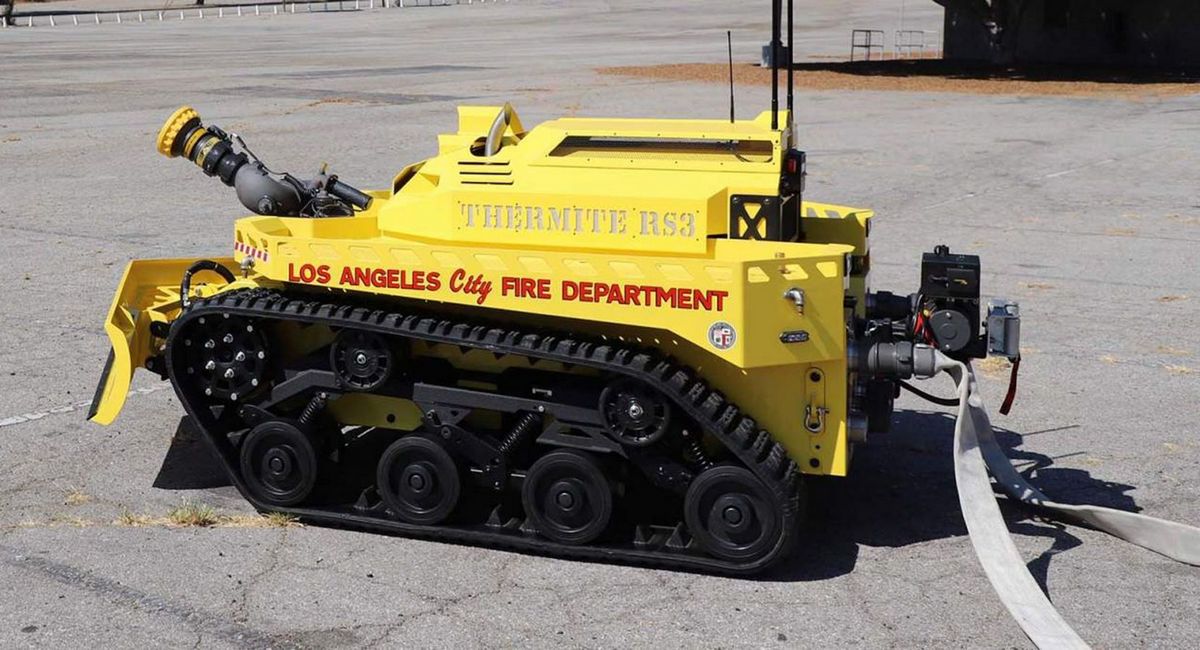 Видео дня: робот-пожарник заступил на службу в США