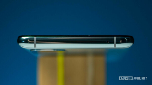 Обзор OnePlus 8T: экран на 120 Гц, зарядка на 65 Вт и тонна смелости