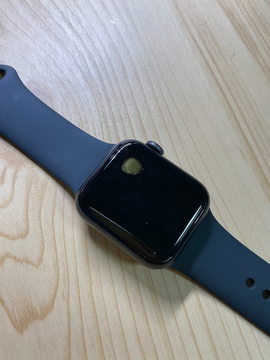 Фото: Apple Watch SE перегреваются, плавя экран и оставляя следы на руке