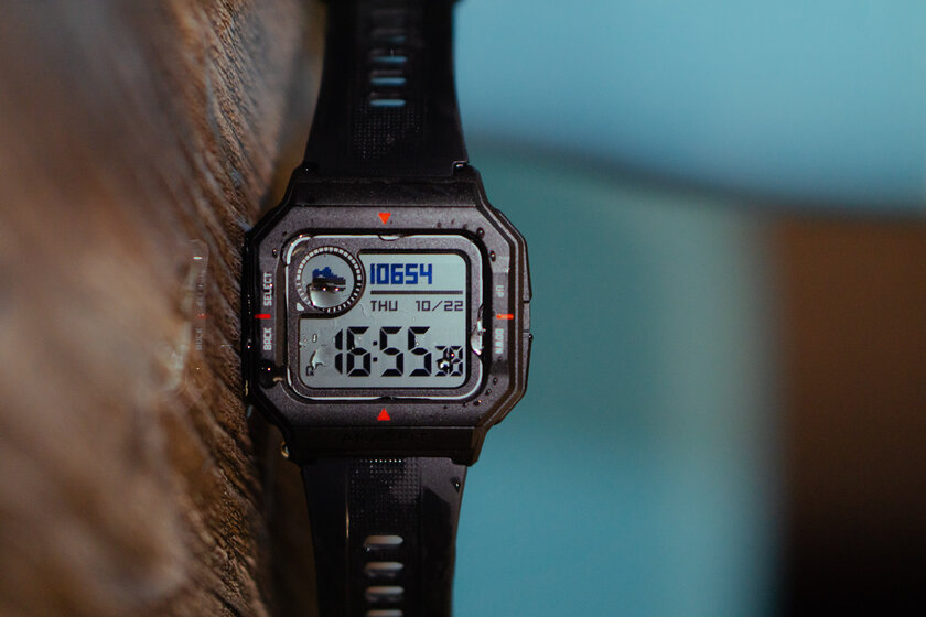 Недорогие чёрно-белые часы от Amazfit с легендарным дизайном G-Shock. Тестируем новинку
