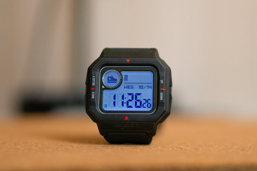 Недорогие чёрно-белые часы от Amazfit с легендарным дизайном G-Shock. Тестируем новинку