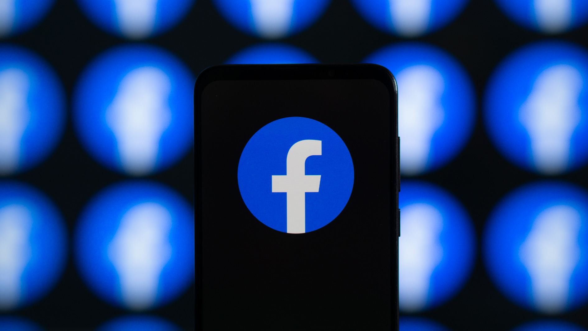 Facebook тестирует тёмную тему на iOS: как её включить