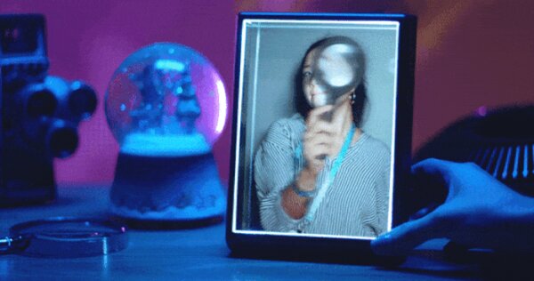 Вымысел из фильмов стал реальностью: 3D-рамка отображает фото со смартфона в виде голограммы