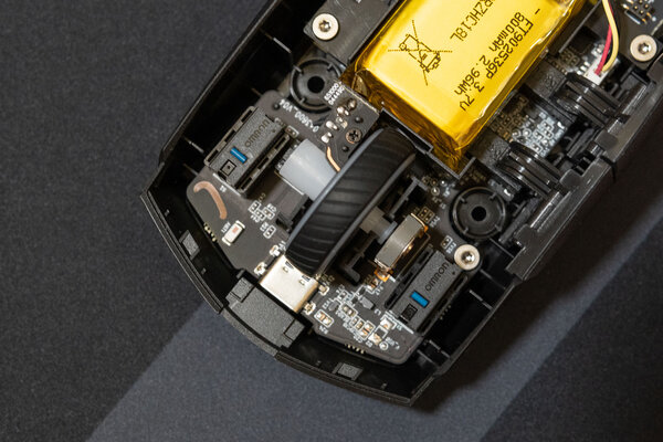 Обзор ASUS ROG Strix Impact II Wireless: красивые материалы и съёмные переключатели