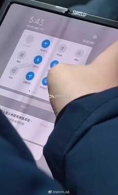Складной смартфон от Xiaomi сфотографировали в китайском метро. Видимо, анонс уже скоро