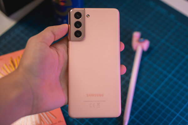 Компактный, пластиковый и обновлённый: каков Samsung Galaxy S21 в реальном использовании