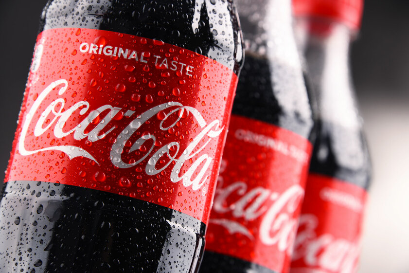 Coca-Cola отказывается от пластиковых бутылок: первые бумажные запустит уже летом