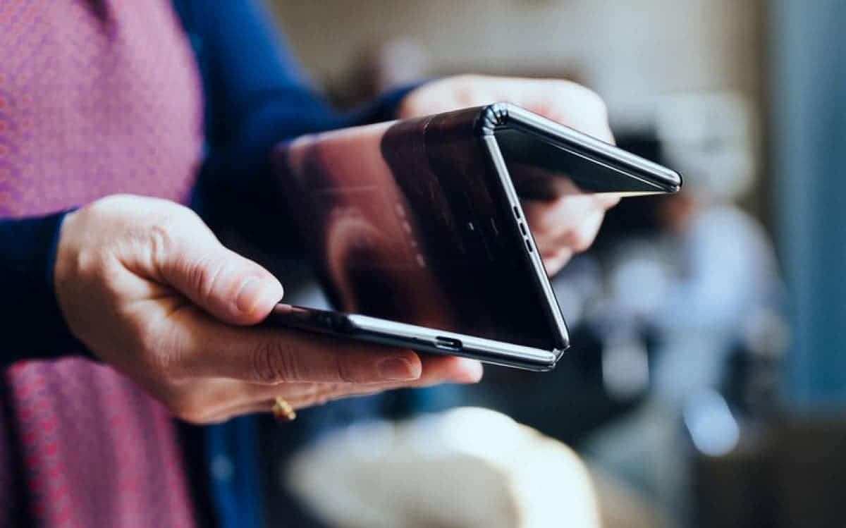 СМИ: Samsung готовит смартфон, складывающийся в двух местах