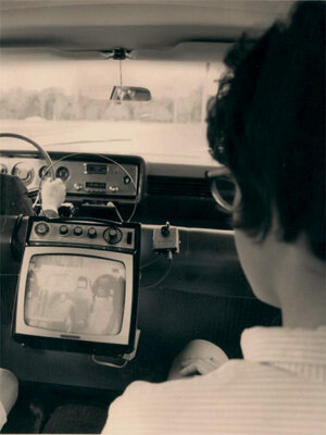 Этапы развития автомобильных экранов: от ламповых телевизоров до голограмм