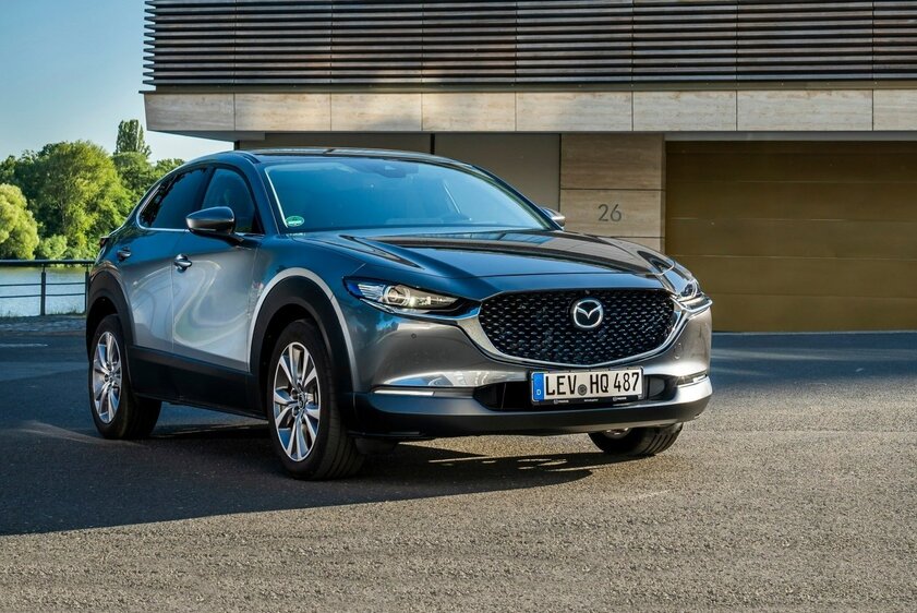 В России массово отзывают Mazda CX-30: дверь багажника неисправна и может травмировать